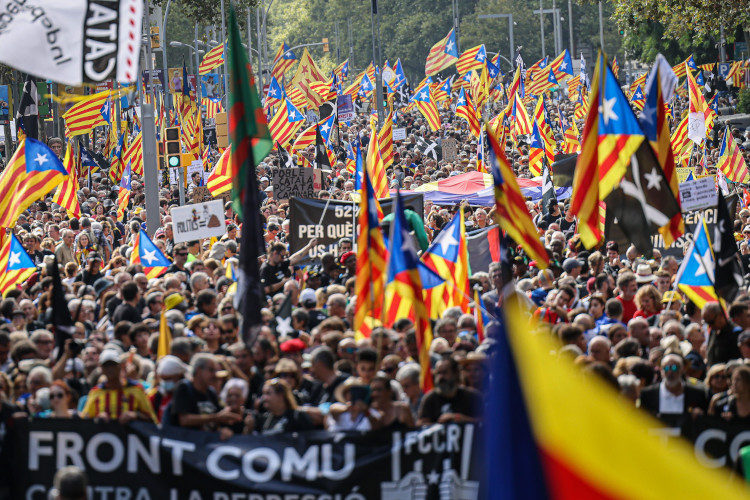 Thousands of people taking to the streets in central Barcelona on 2022 Catalonia's National Day (by Jordi Borràs)